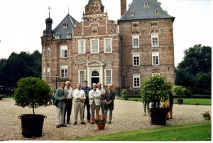 F5312 Bestuur Oud Vorden voor kasteel Keppel 2000